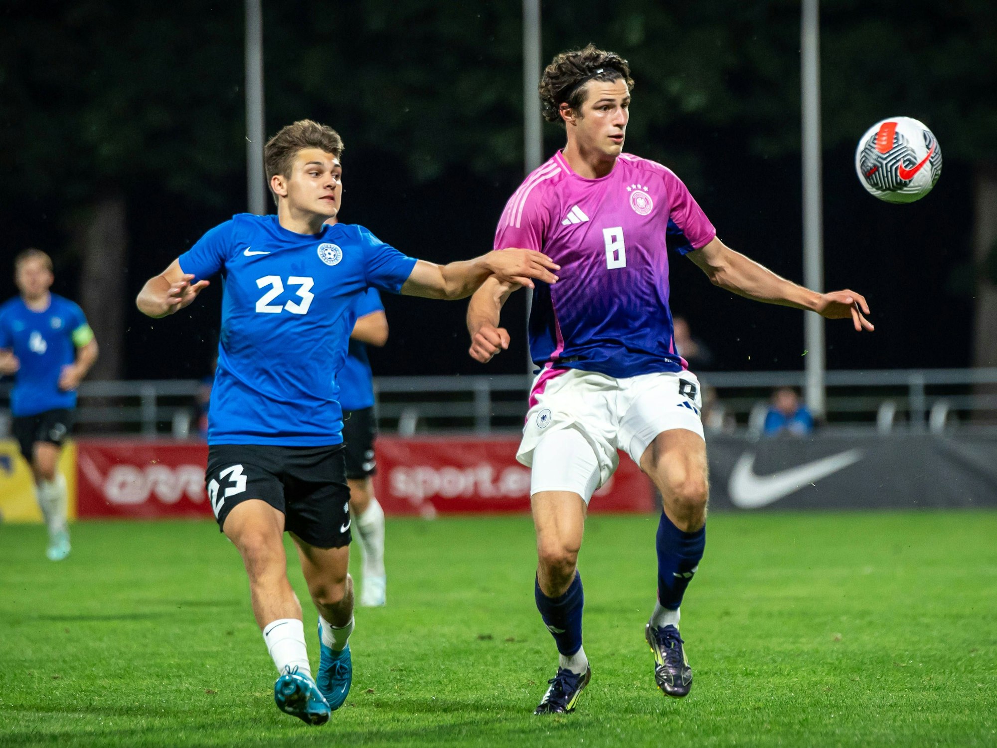 Patrik Kristal im Zweikampf mit Merlin Röhl.