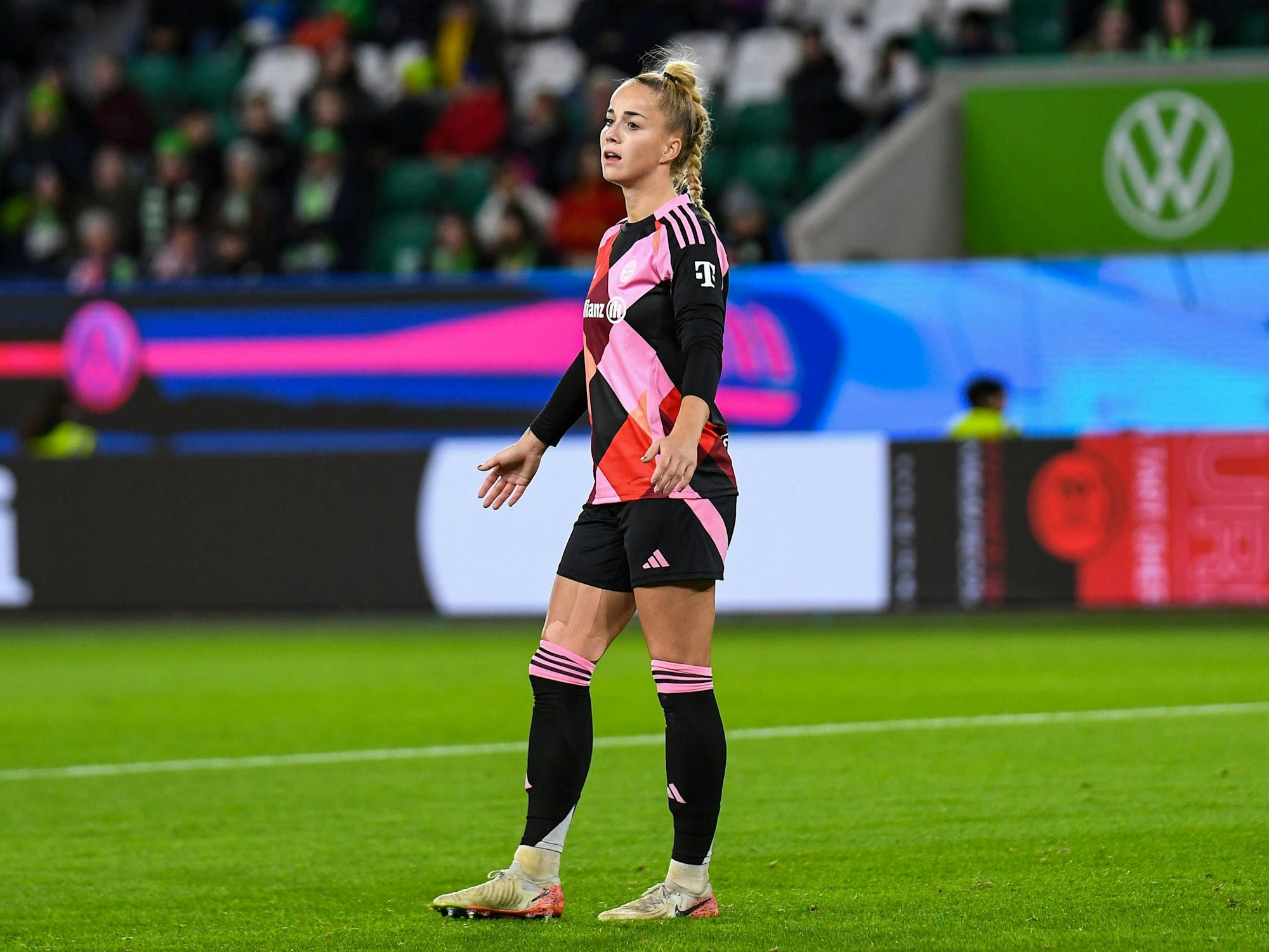 Giulia Gwinn steht frustriert auf dem Platz.