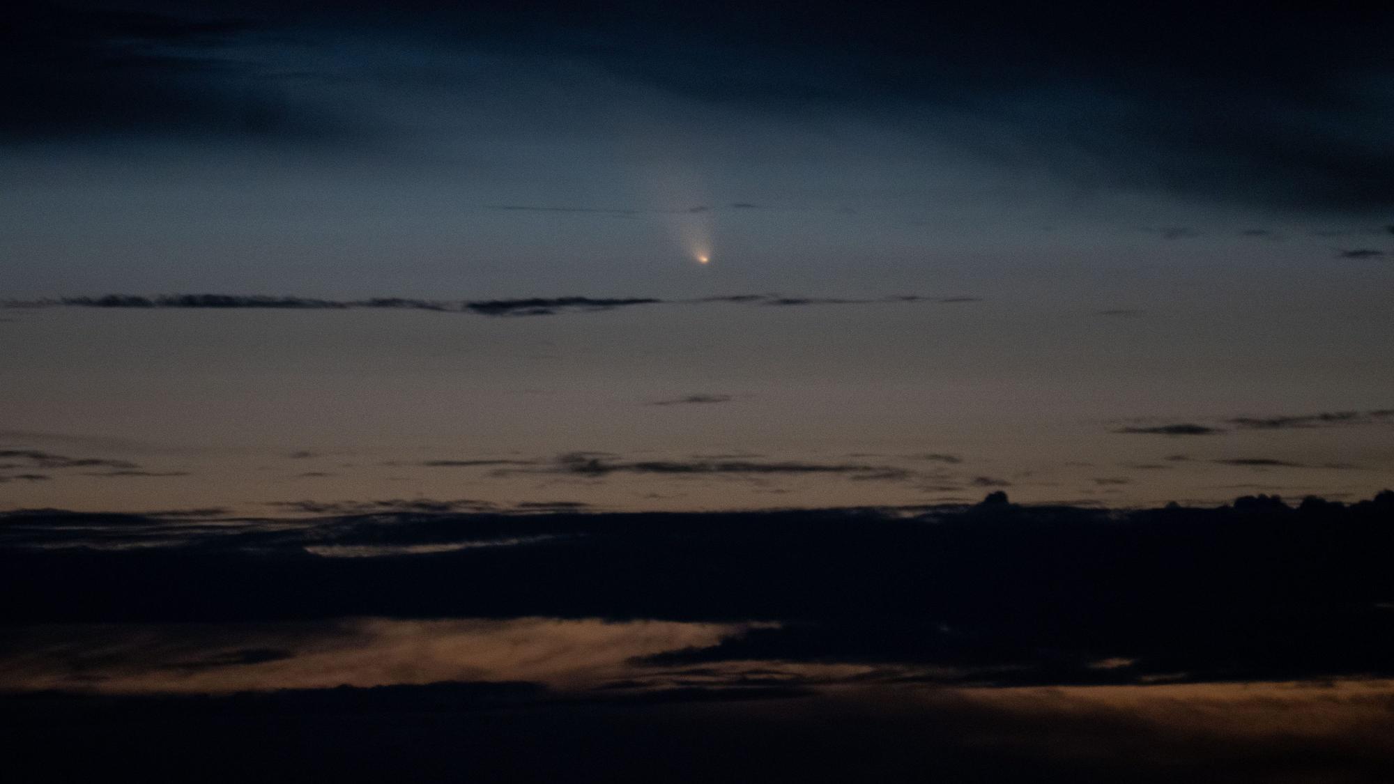 Der Komet «C/2023 A3 Tsuchinshan-Atlas» zwischen zwei Wolkenbänken auf der Wiener Sophienalpe.