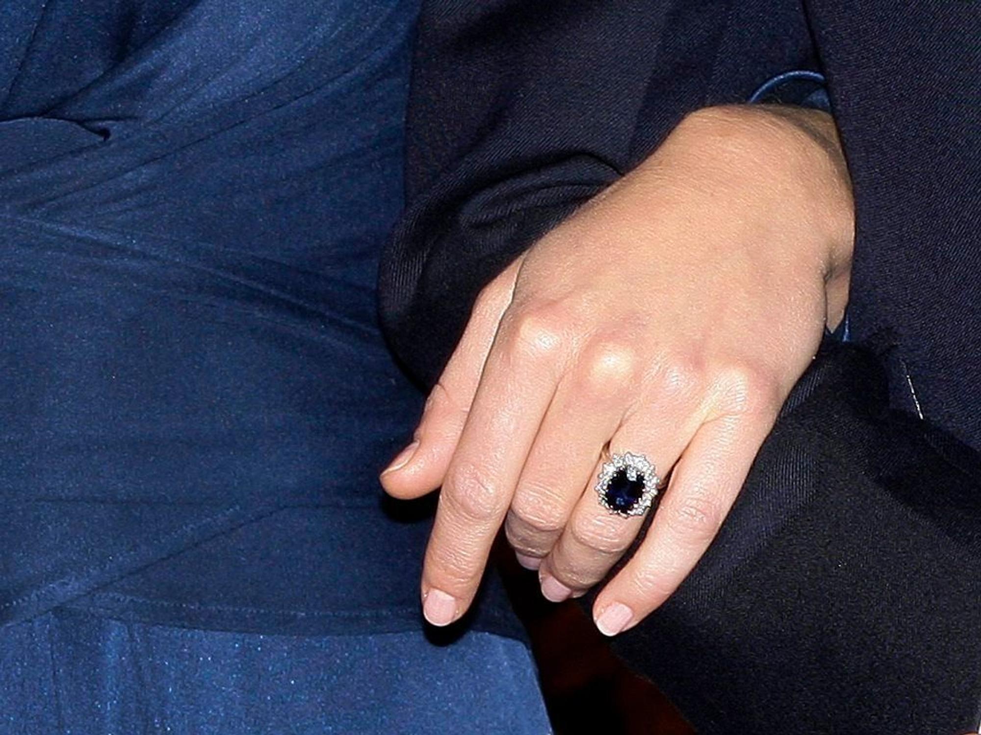 Der wohl berühmteste Verlobungsring der Welt: Prinzessin Kate bekam Dianas Erbstück mit blauem Saphir, eingerahmt von Diamanten, von Prinz William.