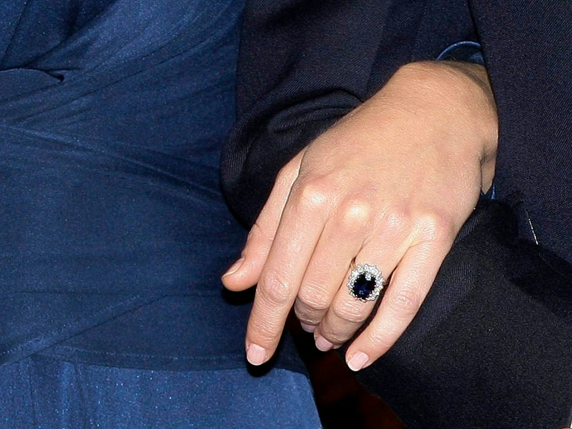 Der wohl berühmteste Verlobungsring der Welt: Prinzessin Kate bekam Dianas Erbstück mit blauem Saphir, eingerahmt von Diamanten, von Prinz William.
