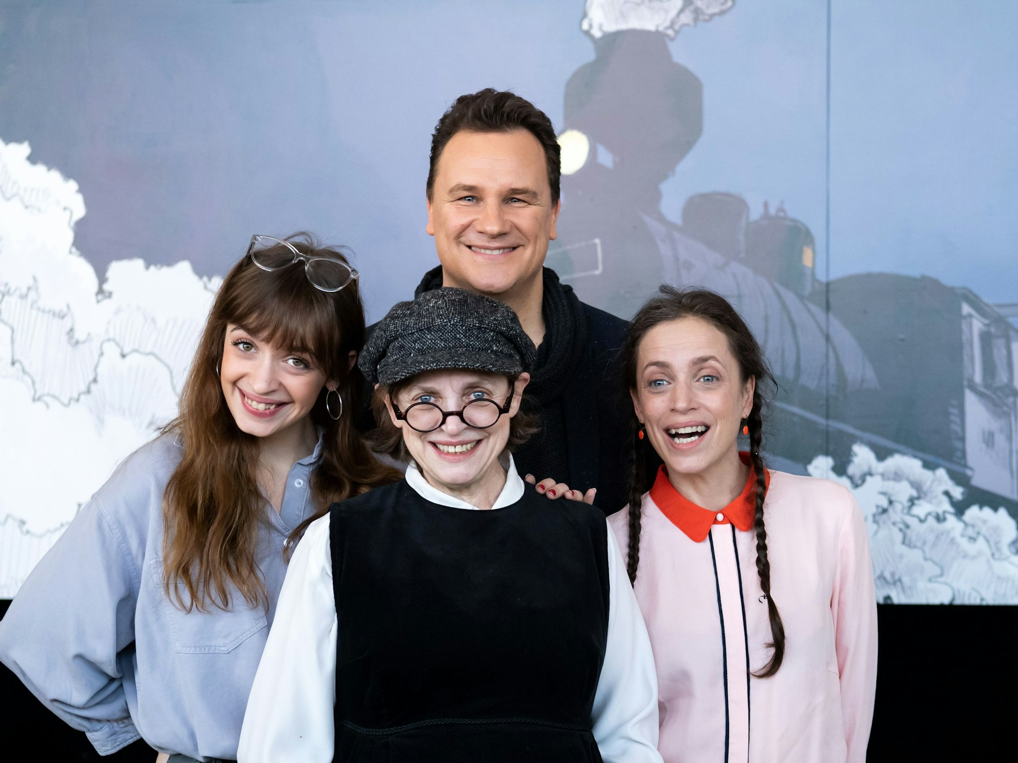 Die Schauspielerinnen Nellie Thalbach (l-r), Katharina Thalbach und Anna Thalbach präsentieren sich zusammen mit Designer Guido Maria Kretschmer (2.v.r.) bei der Pressekonferenz zum Theaterstück "Mord im Orientexpress".