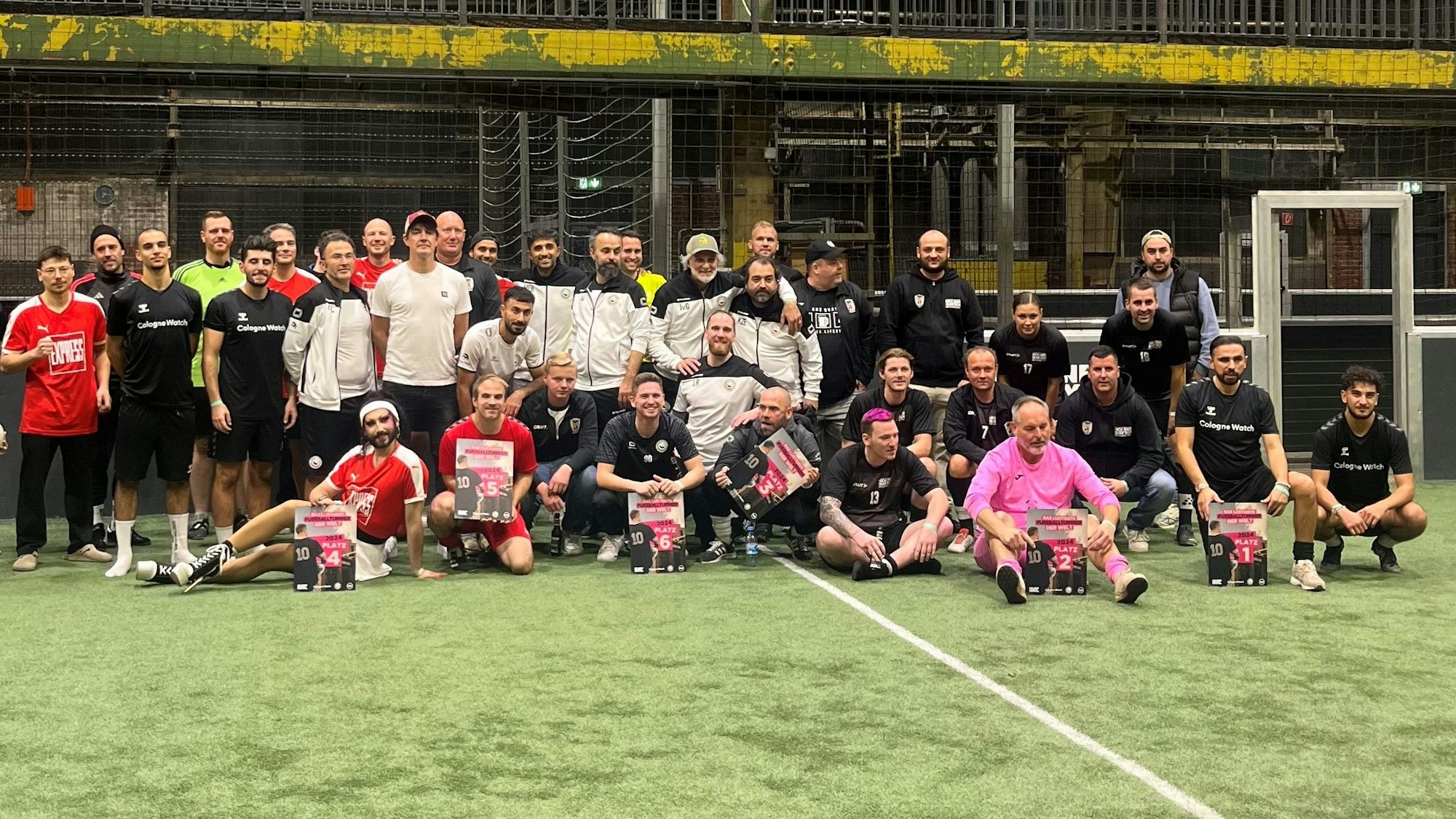Siegerfoto beim „lustigsten Fußball-Turnier der Welt“ in der Straßenkicker Base am 13. Oktober 2024.