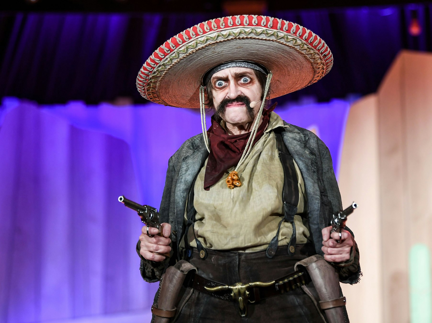 Katharina Thalbach steht bei dem Pressetermin zu "Die fünf glorreichen Sieben" in der Bar jeder Vernunft auf der Bühne.