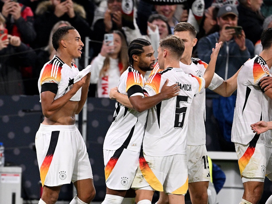 Jamie Leweling jubelt mit seinen Teamkollegen.