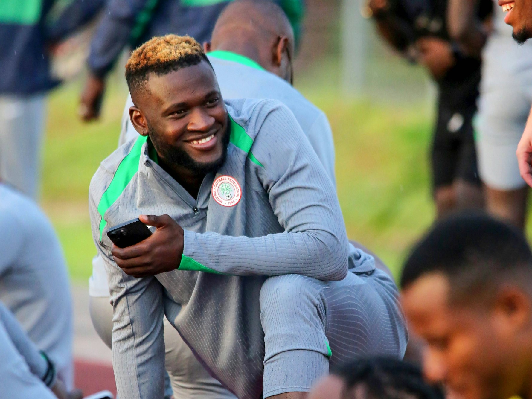 Victor Boniface mit einem Handy in der Hand im Training der nigerianischen Nationalmannschaft.