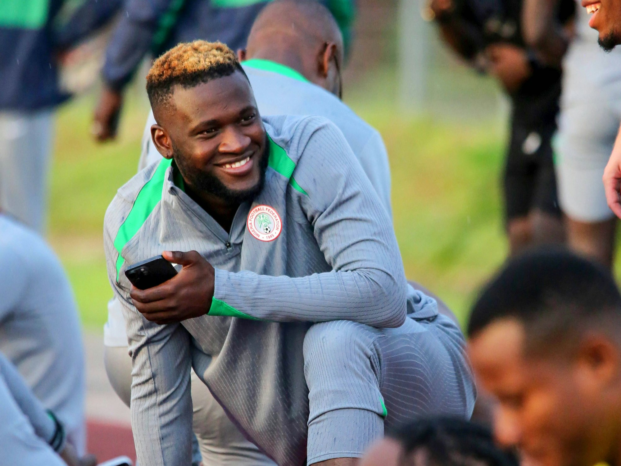 Victor Boniface mit einem Handy in der Hand im Training der nigerianischen Nationalmannschaft.