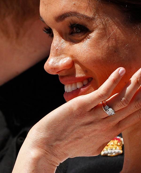 Herzogin Meghan trug den von Prinz Harry entworfenen Verlobungsring bei ihrer Hochzeit vor dem Ehering. Wenig später ließ sie ihn umarbeiten.