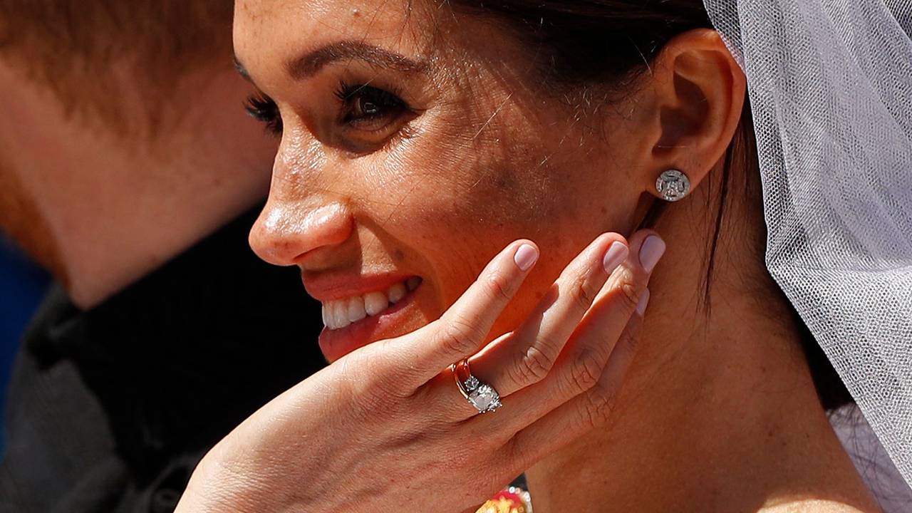 Herzogin Meghan trug den von Prinz Harry entworfenen Verlobungsring bei ihrer Hochzeit vor dem Ehering. Wenig später ließ sie ihn umarbeiten.