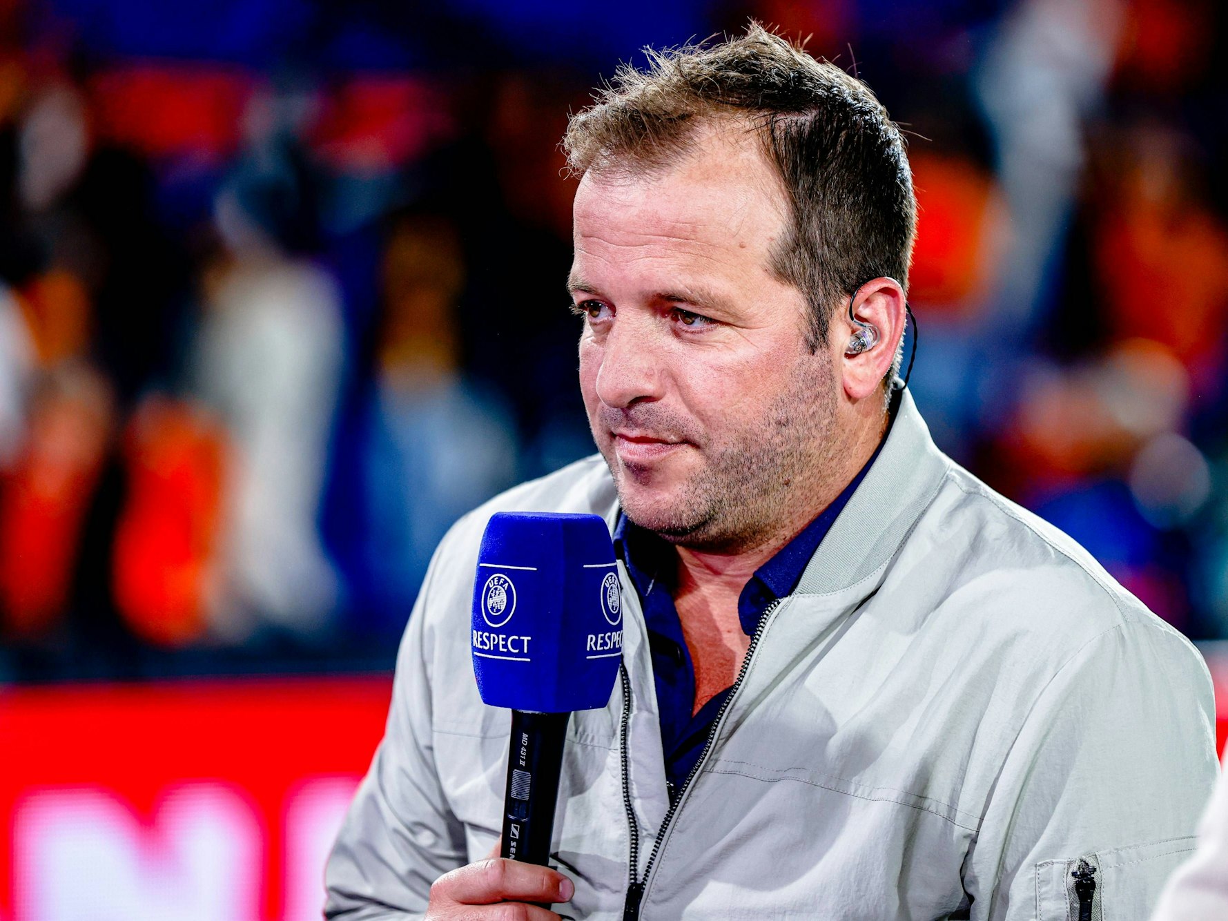 Rafael van der Vaart mit Mikro in der Hand.