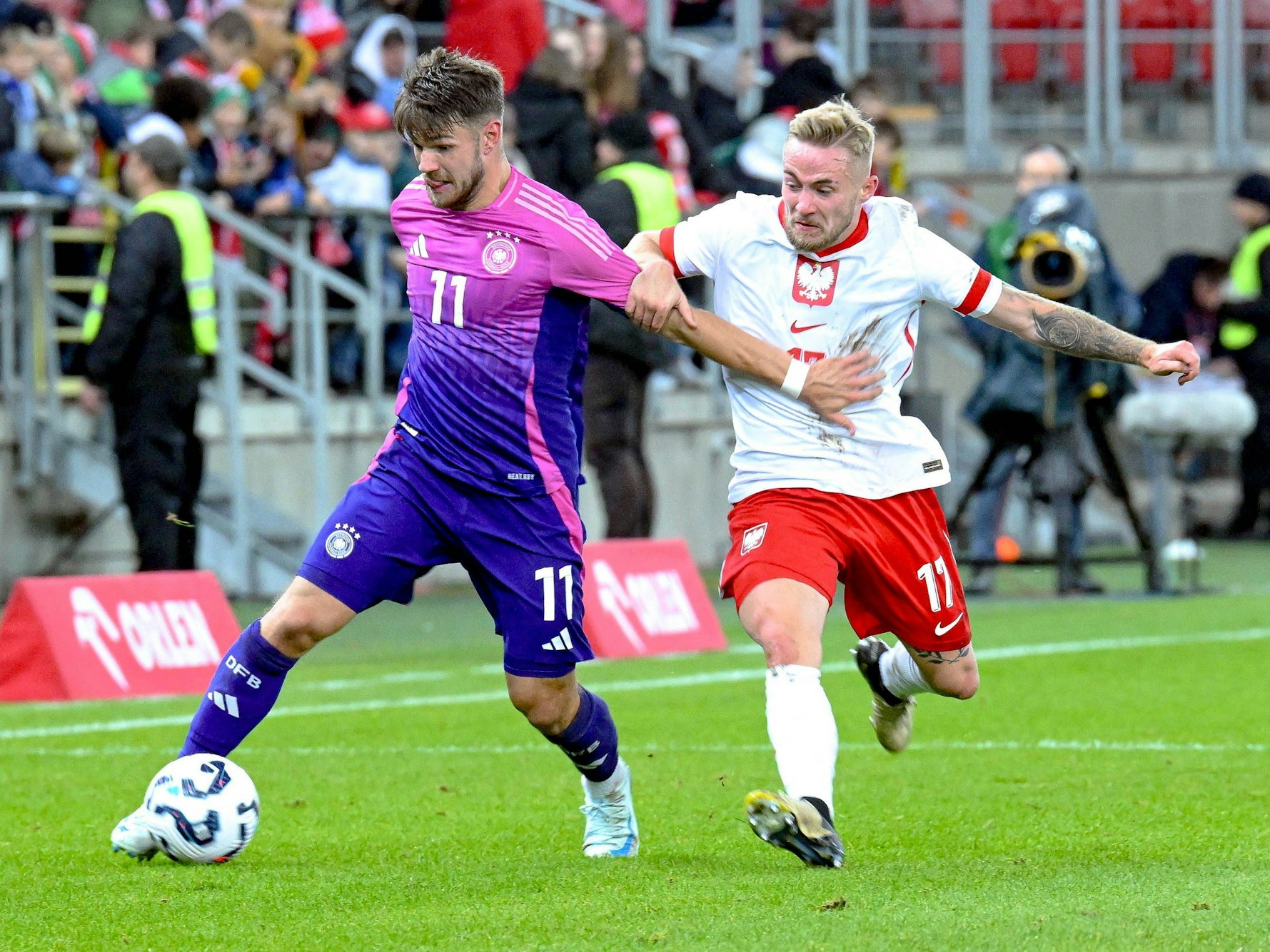 Jan Thielmann (l.) mit Ball in Aktion.