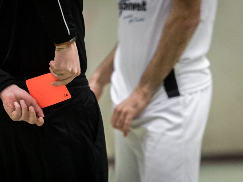 Ein Schiedsrichter zieht die Rote Karte.