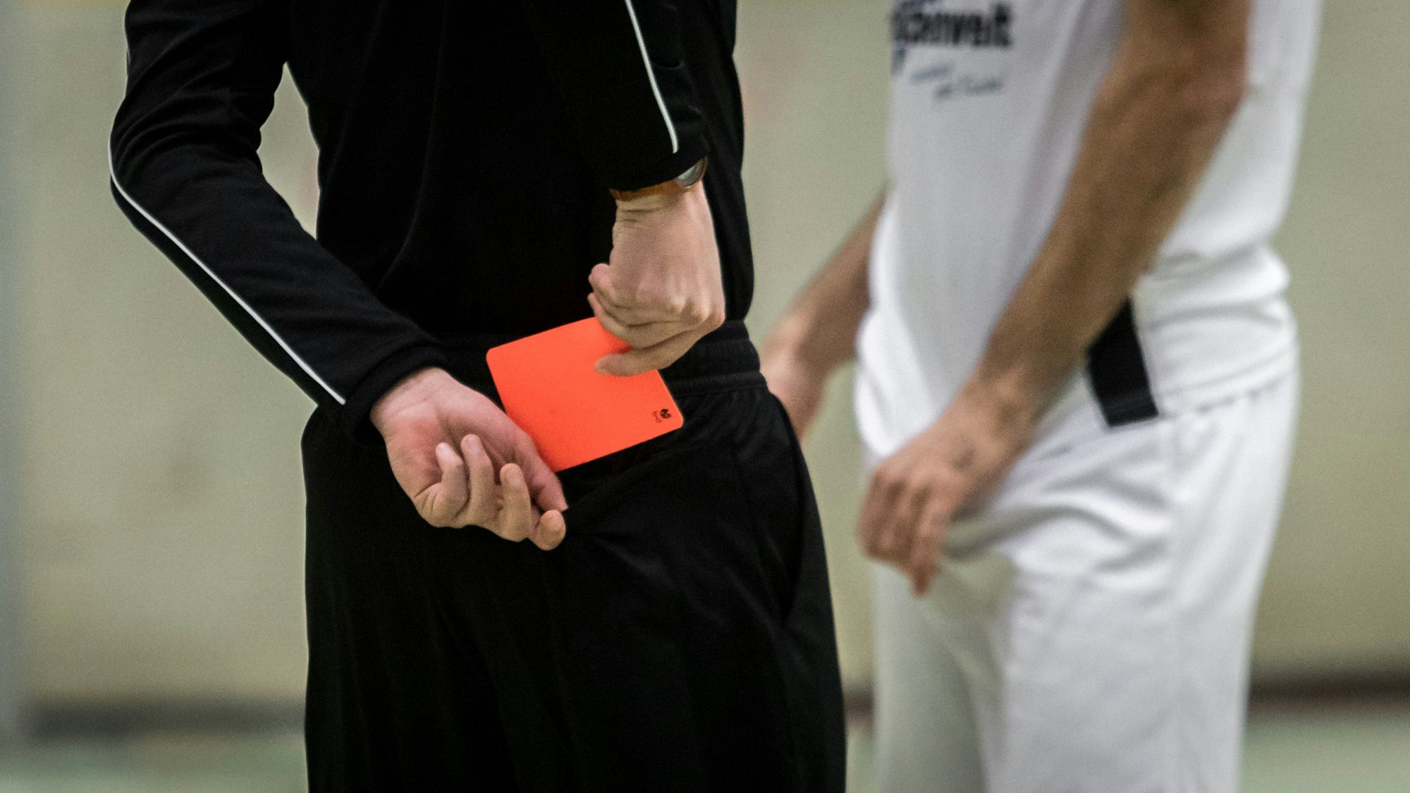 Ein Schiedsrichter zieht die Rote Karte.