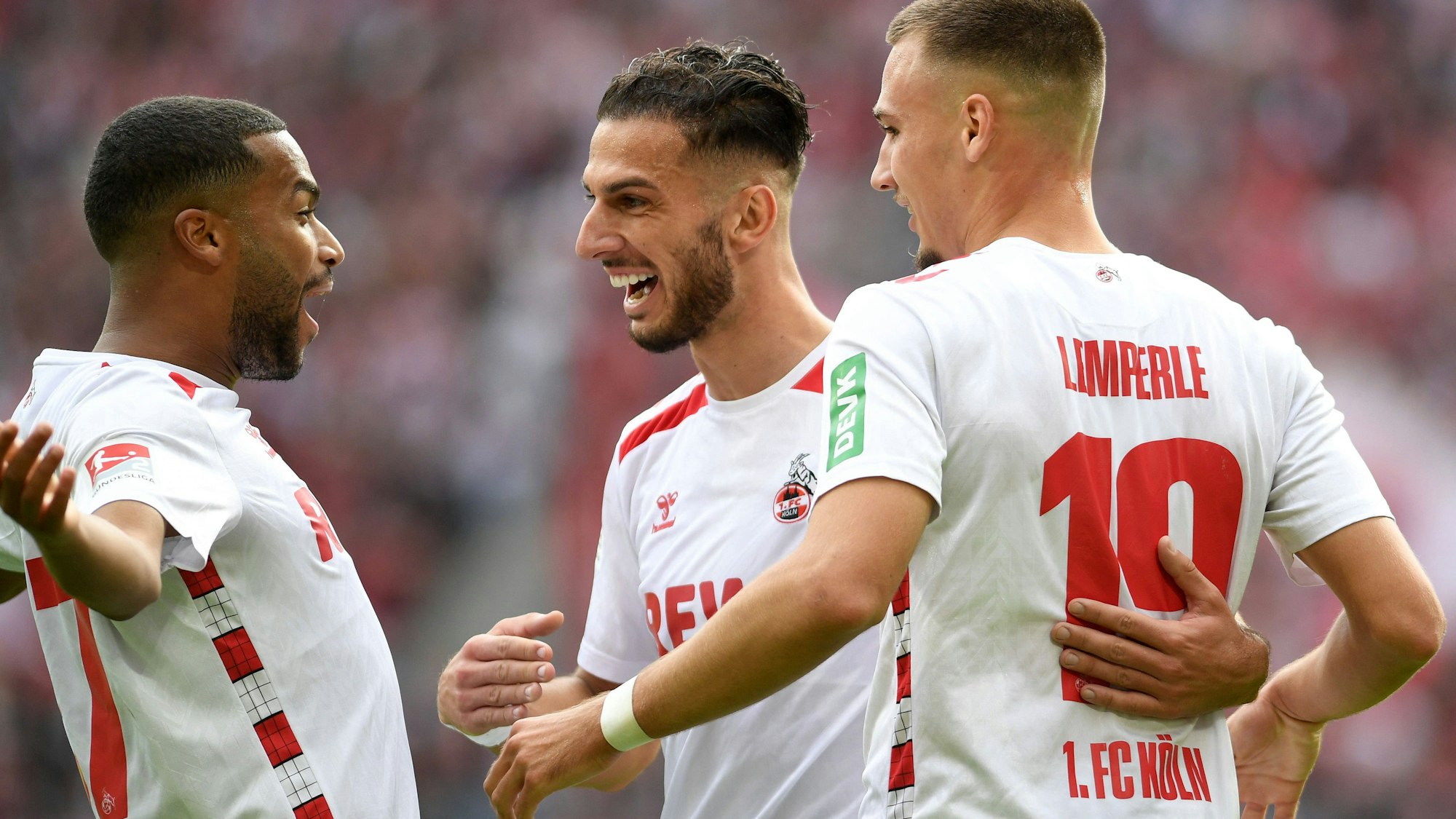 Linton Maina, Leart Pacarada und Tim Lemperle jubeln über ein Tor.