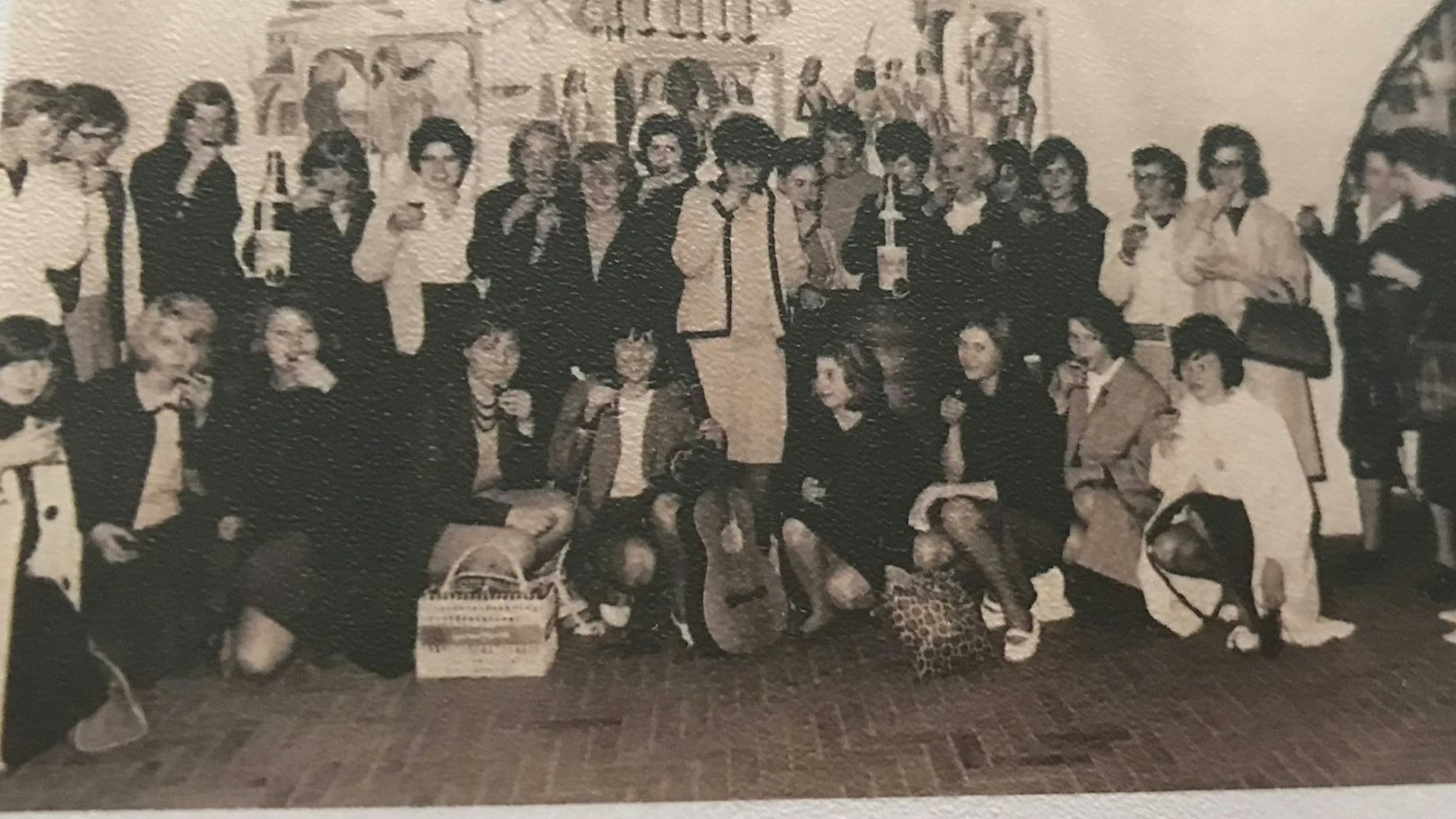 Ein älteres Abschlussfoto einer Schulklasse in schwarz-weiß.