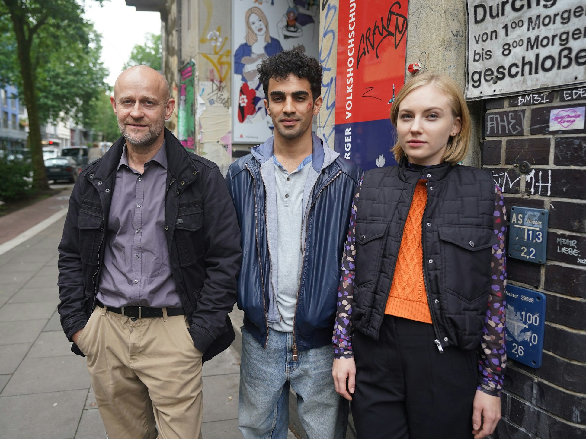 Jürgen Vogel, Ivar Wafaei und Elisa Schlott 2024 während des Settermins zur ARD/Arte Thriller-Serie „Informant“.