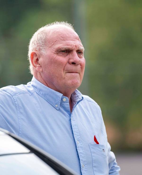Uli Hoeneß blickt wütend in die Ferne.