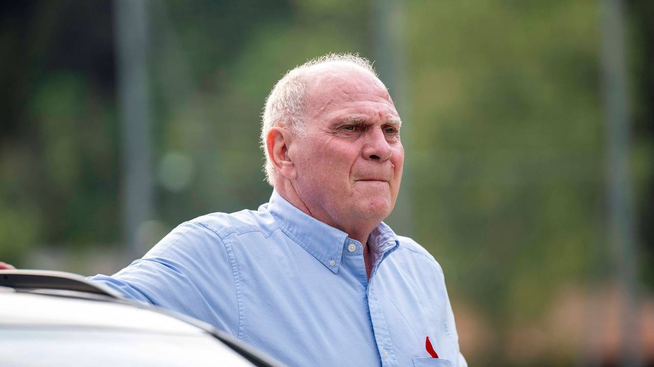 Uli Hoeneß blickt wütend in die Ferne.
