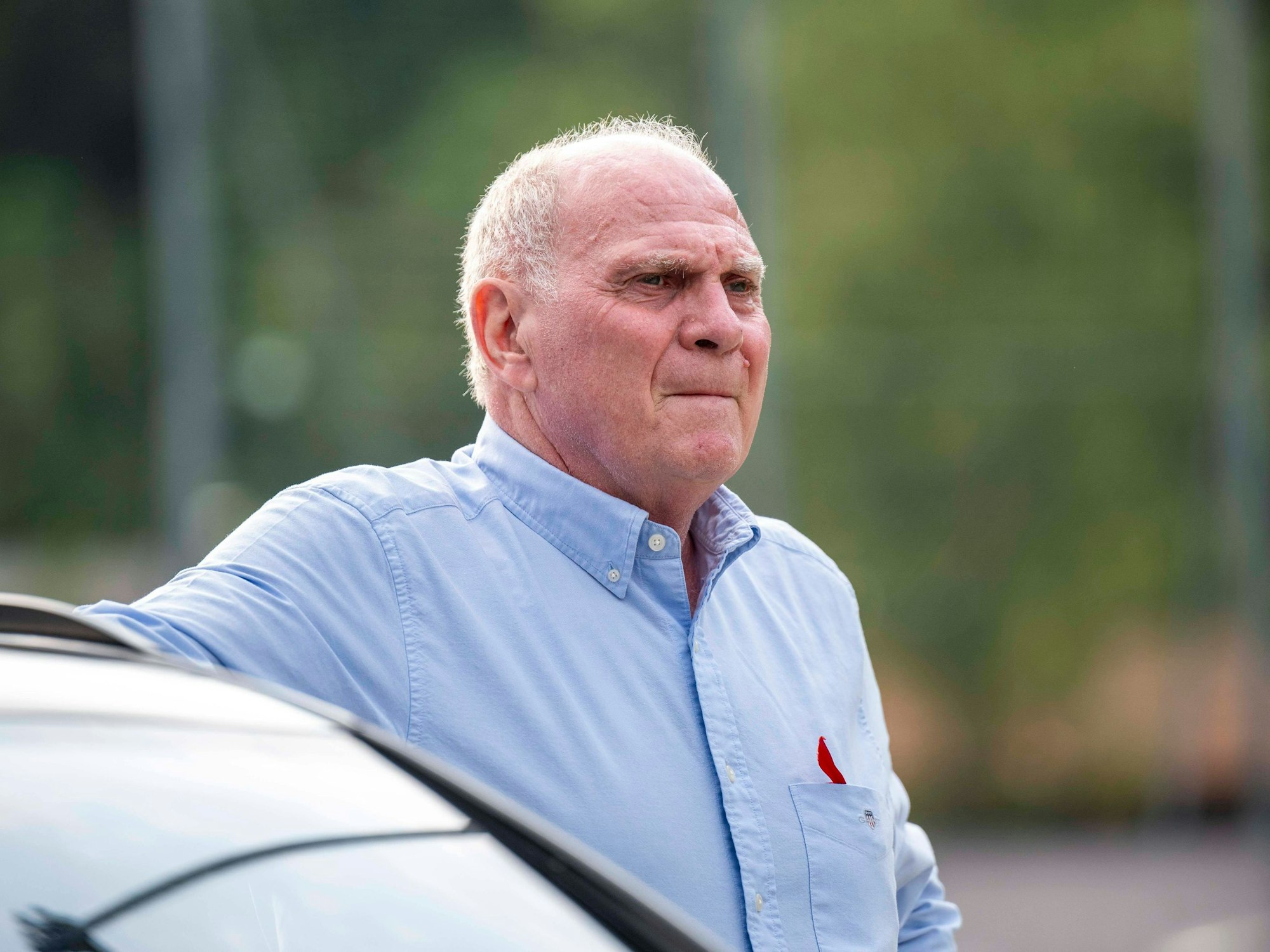 Uli Hoeneß blickt wütend in die Ferne.