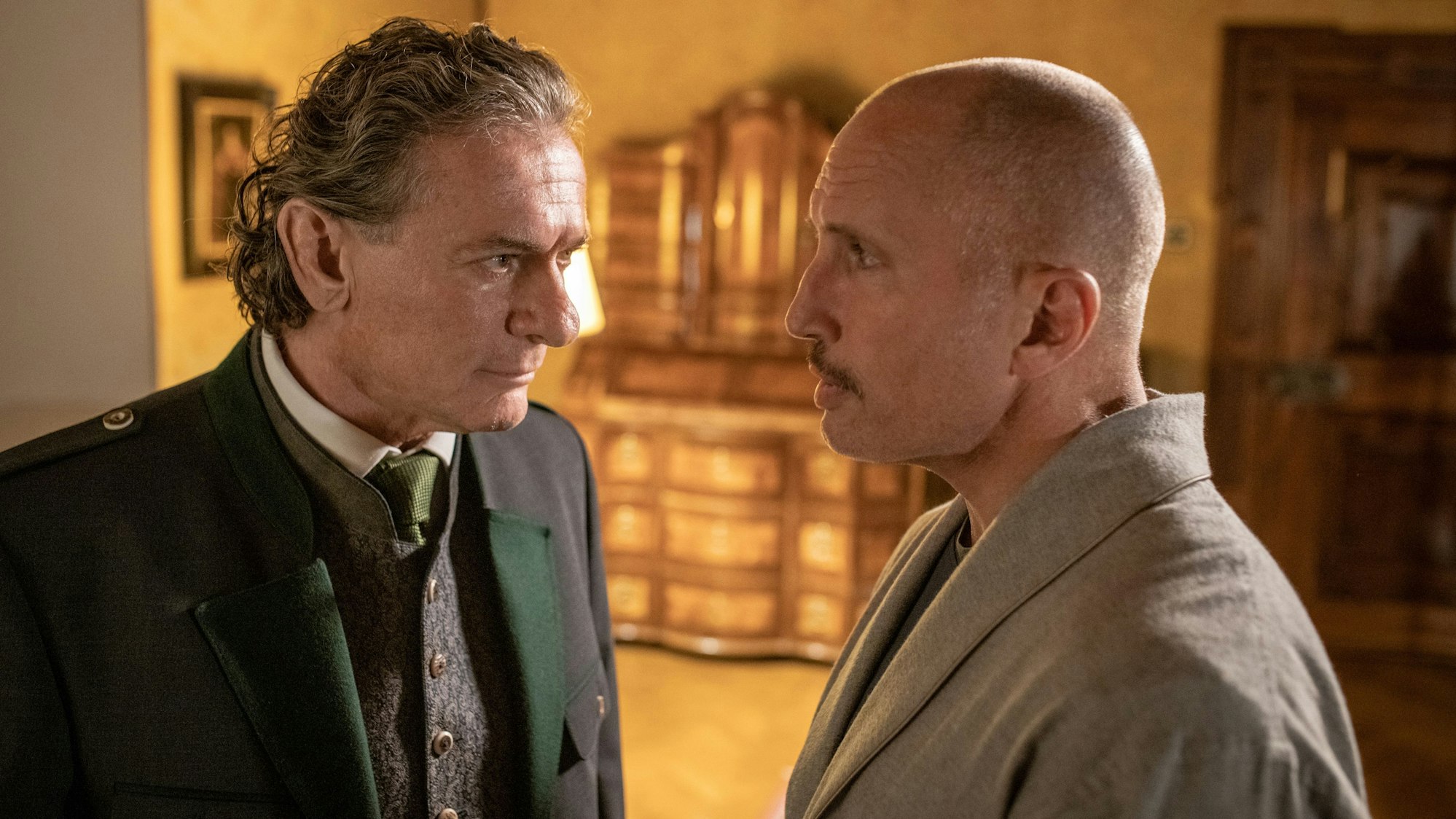 Zwei Männer schauen sich bedeutungsvoll an