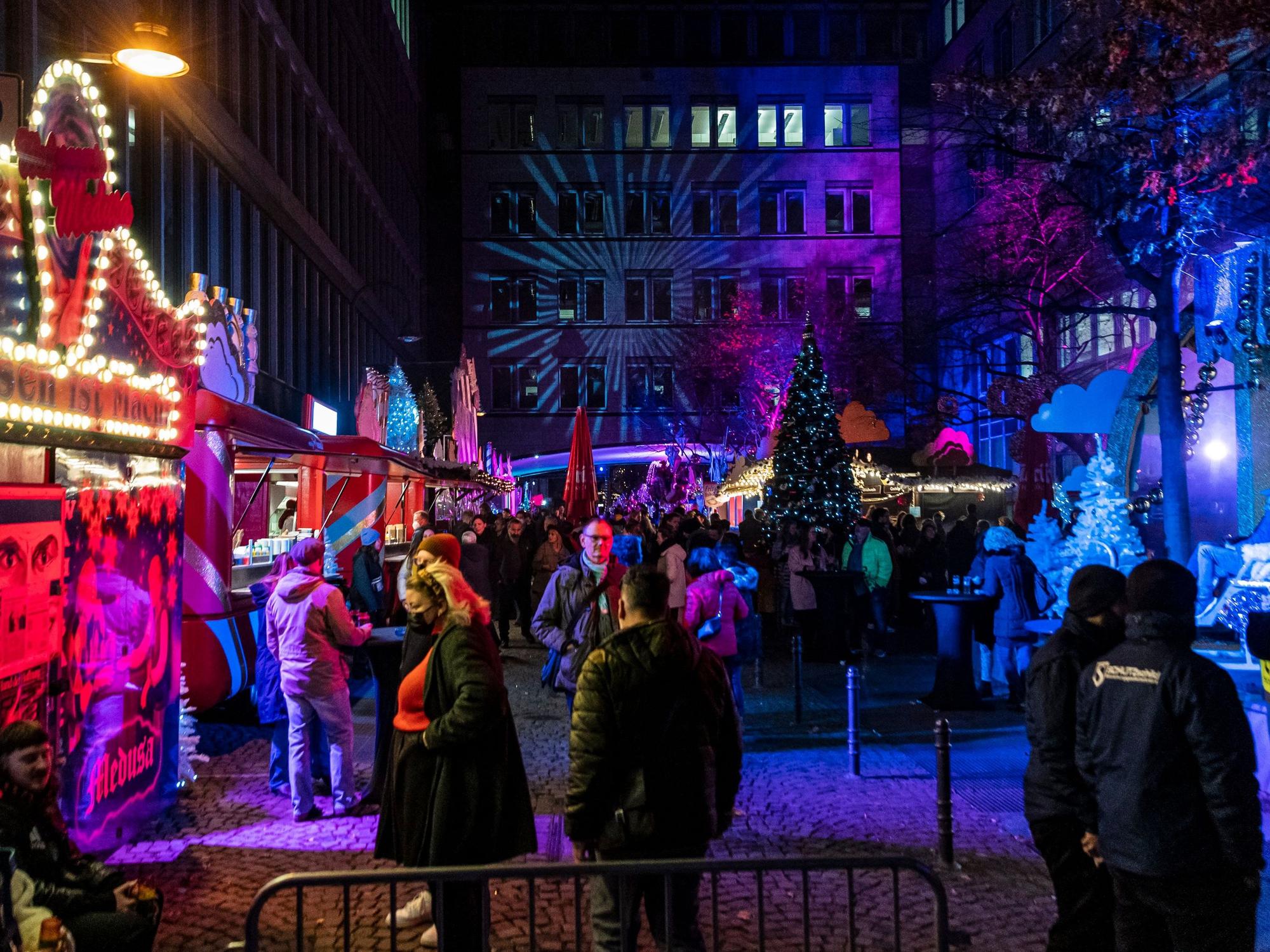Menschen laufen über den Heavenue-Weihnachtsmarkt.