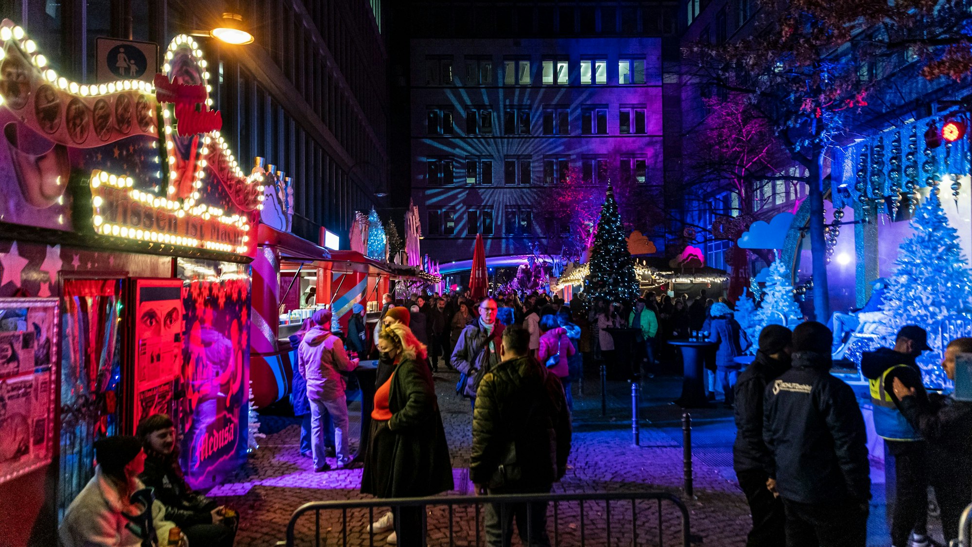 Der queere Weihnachtsmarkt „Heavenue Cologne“: hier noch am Rudolfplatz – zieht zum Friesenplatz (Archivfoto).