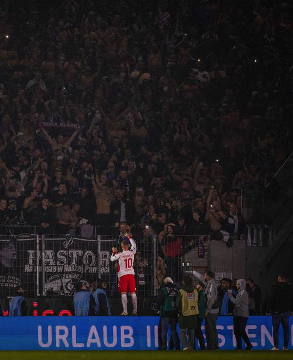 FC-Legende Lukas Podolski bei seinem Abschiedsspiel im Rhein-Energie-Stadion (10. Oktober 2024) vor dem Fanblock der mitgereisten polnischen Fans von Gornik Zabrze.