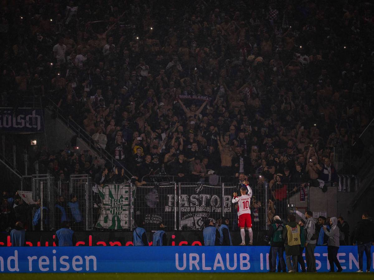 FC-Legende Lukas Podolski bei seinem Abschiedsspiel im Rhein-Energie-Stadion (10. Oktober 2024) vor dem Fanblock der mitgereisten polnischen Fans von Gornik Zabrze.