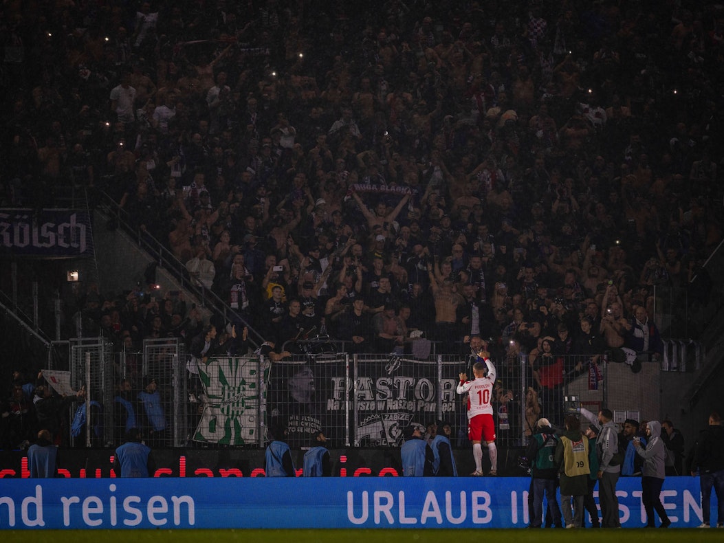 FC-Legende Lukas Podolski bei seinem Abschiedsspiel im Rhein-Energie-Stadion (10. Oktober 2024) vor dem Fanblock der mitgereisten polnischen Fans von Gornik Zabrze.