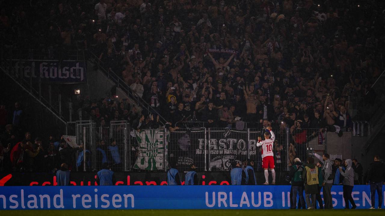 FC-Legende Lukas Podolski bei seinem Abschiedsspiel im Rhein-Energie-Stadion (10. Oktober 2024) vor dem Fanblock der mitgereisten polnischen Fans von Gornik Zabrze.