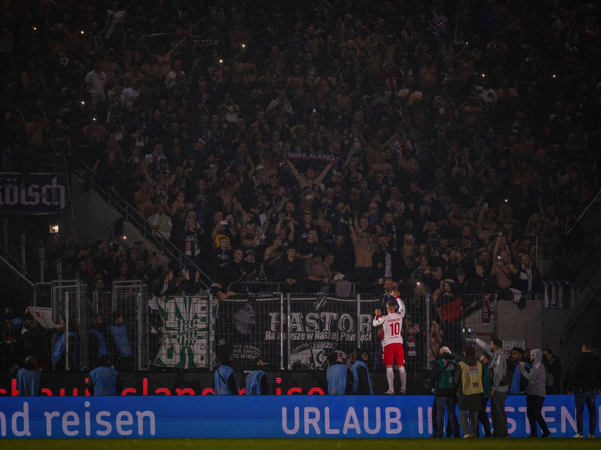 FC-Legende Lukas Podolski bei seinem Abschiedsspiel im Rhein-Energie-Stadion (10. Oktober 2024) vor dem Fanblock der mitgereisten polnischen Fans von Gornik Zabrze.