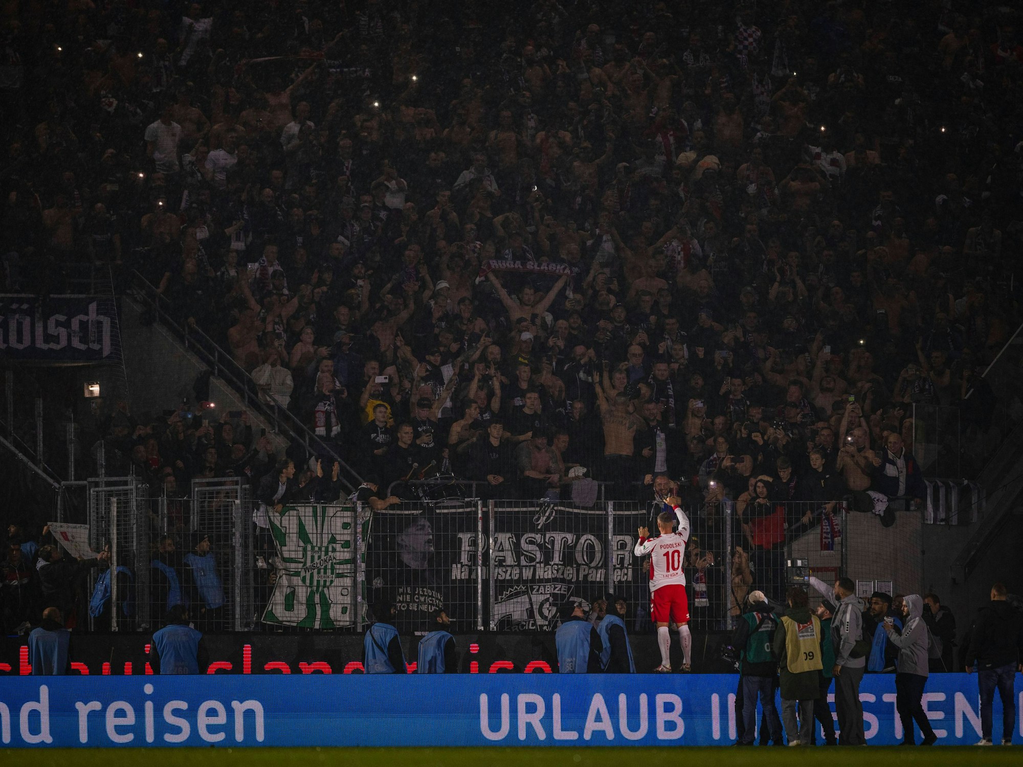 FC-Legende Lukas Podolski bei seinem Abschiedsspiel im Rhein-Energie-Stadion (10. Oktober 2024) vor dem Fanblock der mitgereisten polnischen Fans von Gornik Zabrze.