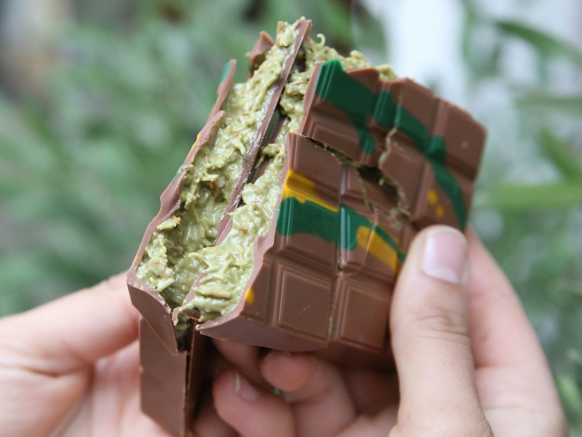 Eine Person hat eine Tafel Dubai-Schokolade auseinander gebrochen.