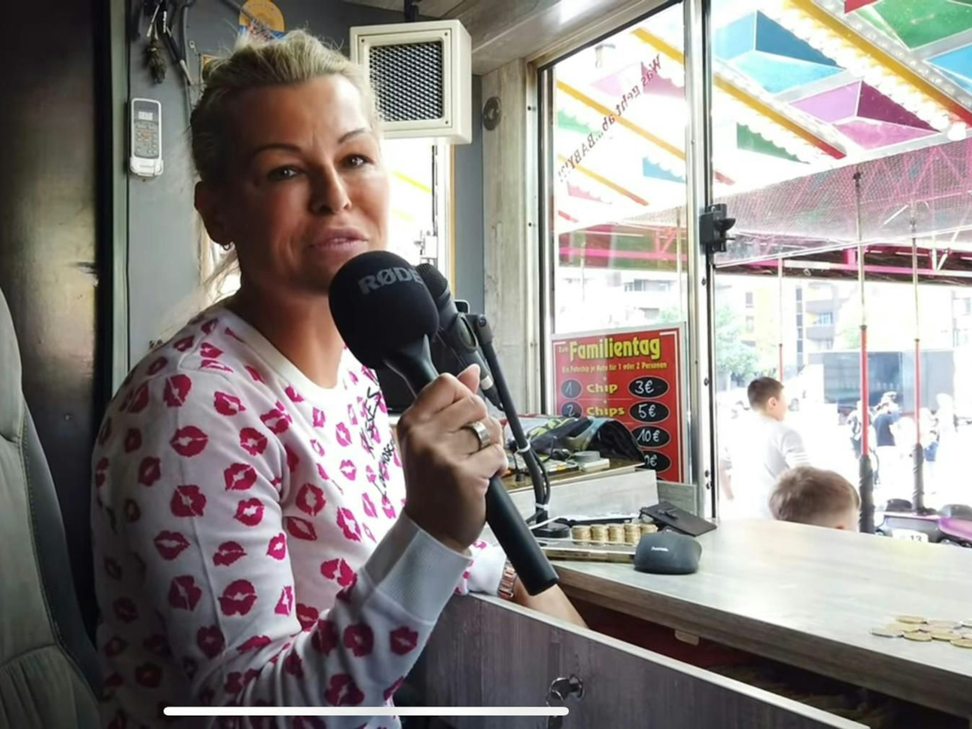 Jenny Weber in ihrem Element: In Ihrem Verkaufshäuschen sorgt sie bei den Gästen ihres Autoscooters für gute Stimmung.