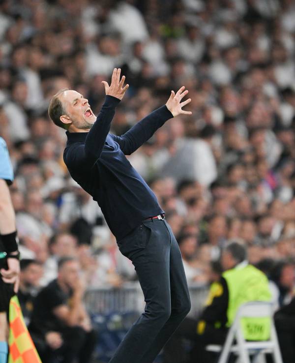 Thomas Tuchel schimpft an der Seitenlinie.