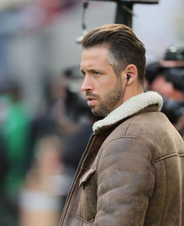 Mark Uth vor einem Interview mit Kopfhörer im Ohr.