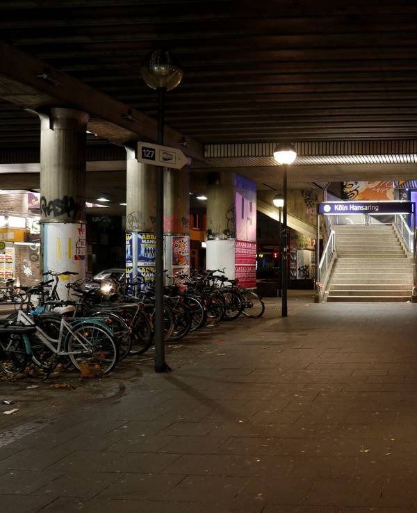 Die Unterführung in der Kölner Haltestelle Hansaring mit zahlreichen Fahrrädern.