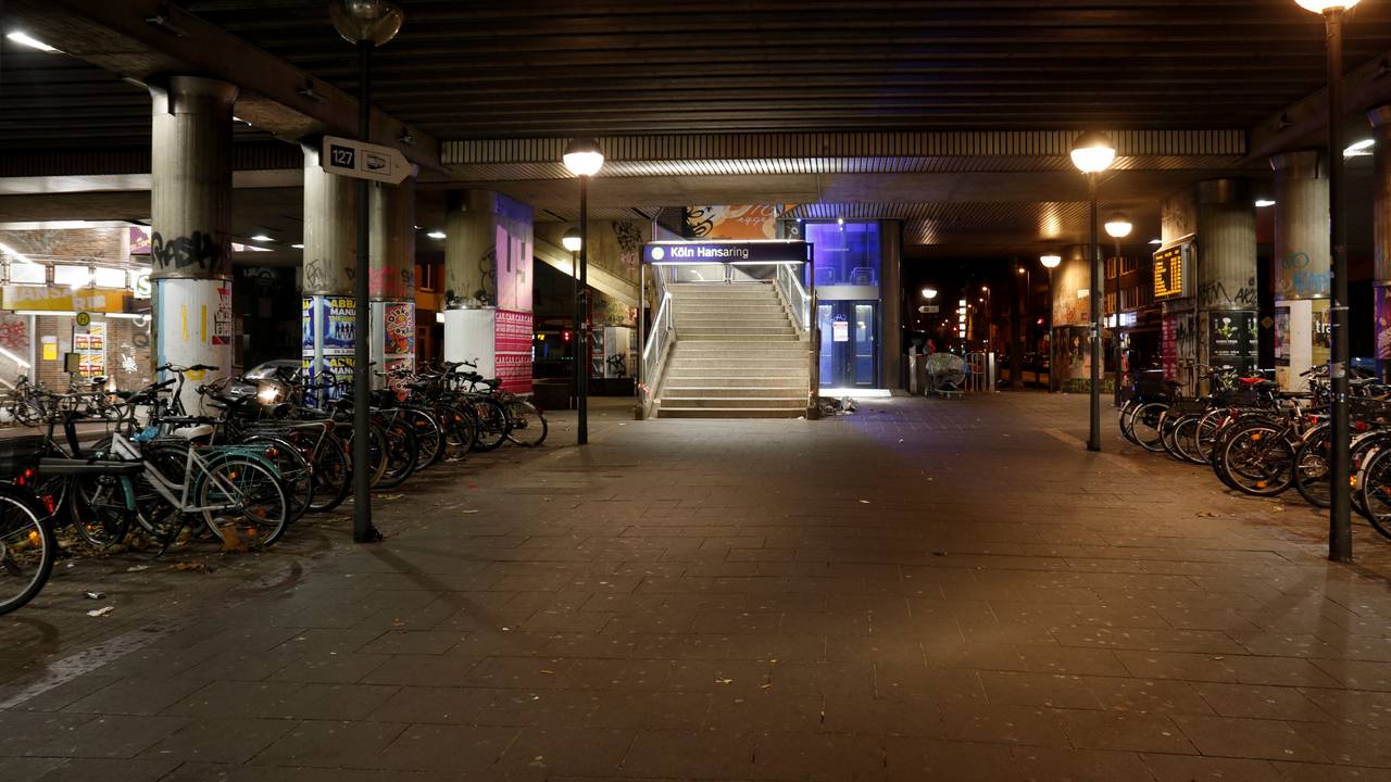 Die Unterführung in der Kölner Haltestelle Hansaring mit zahlreichen Fahrrädern.