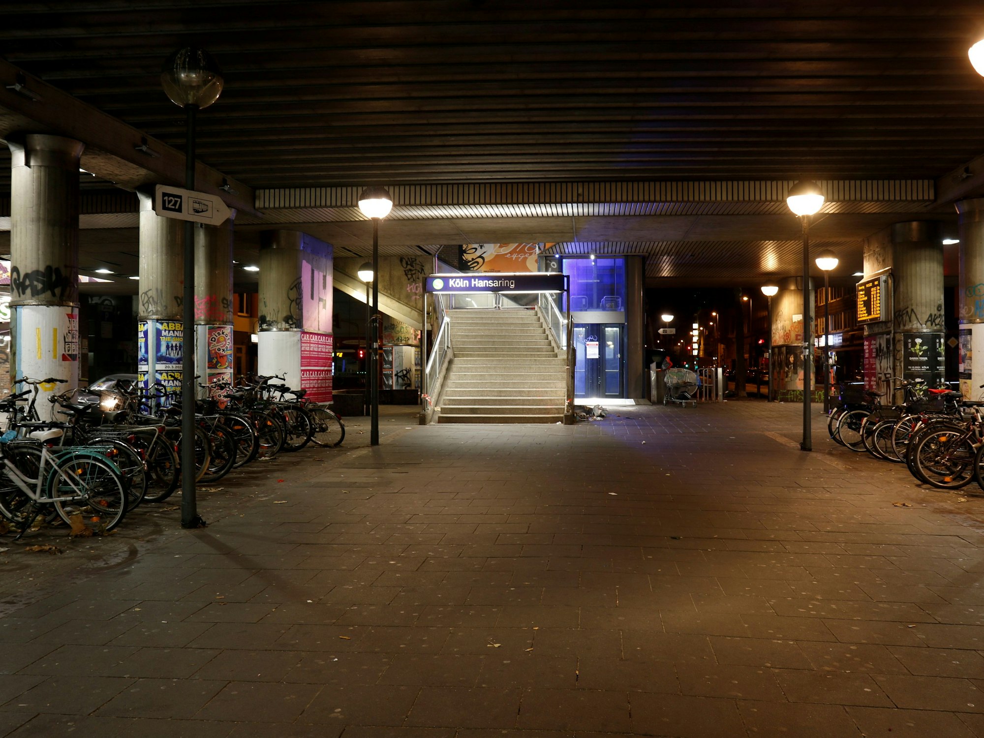 Die Unterführung in der Kölner Haltestelle Hansaring mit zahlreichen Fahrrädern.