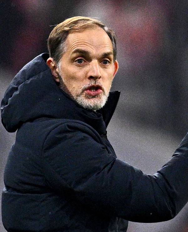 Thomas Tuchel gestikuliert an der Seitenlinie.