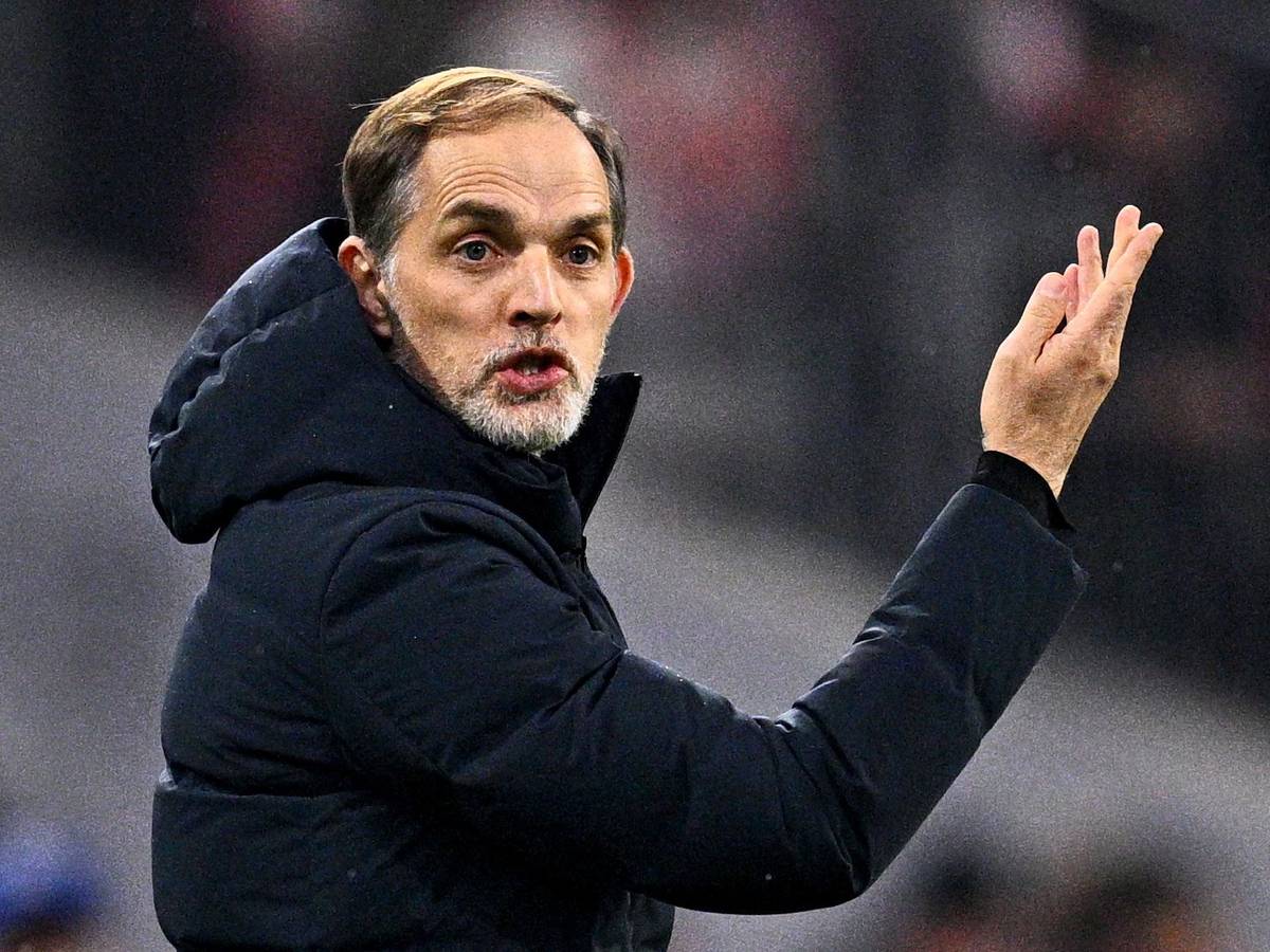 Thomas Tuchel gestikuliert an der Seitenlinie.