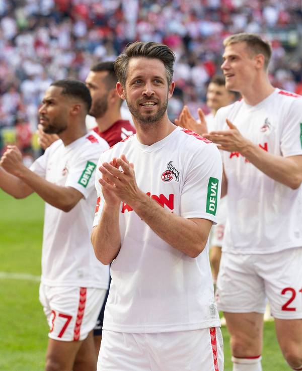 Lintin Maina, Mark Uth, Steffen Tigges und Denis Huseinbasic applaudieren vor den Fans.