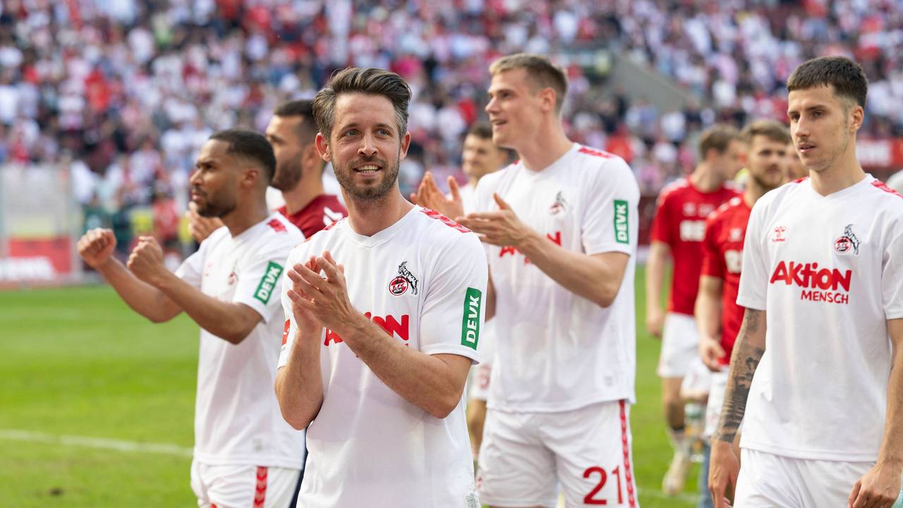 Lintin Maina, Mark Uth, Steffen Tigges und Denis Huseinbasic applaudieren vor den Fans.