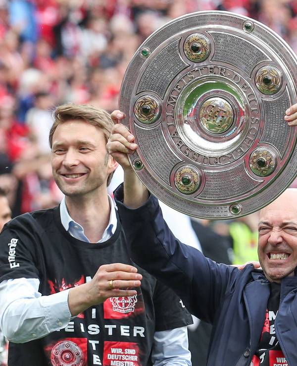 Simon Rolfes, Fernando Carro und Werner Wenning (v.l.n.r.) von Bayer Leverkusen mit der Meisterschale.