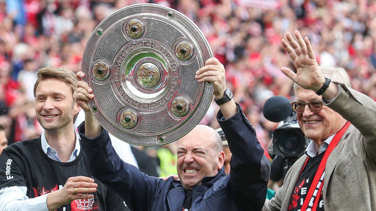 Simon Rolfes, Fernando Carro und Werner Wenning (v.l.n.r.) von Bayer Leverkusen mit der Meisterschale.