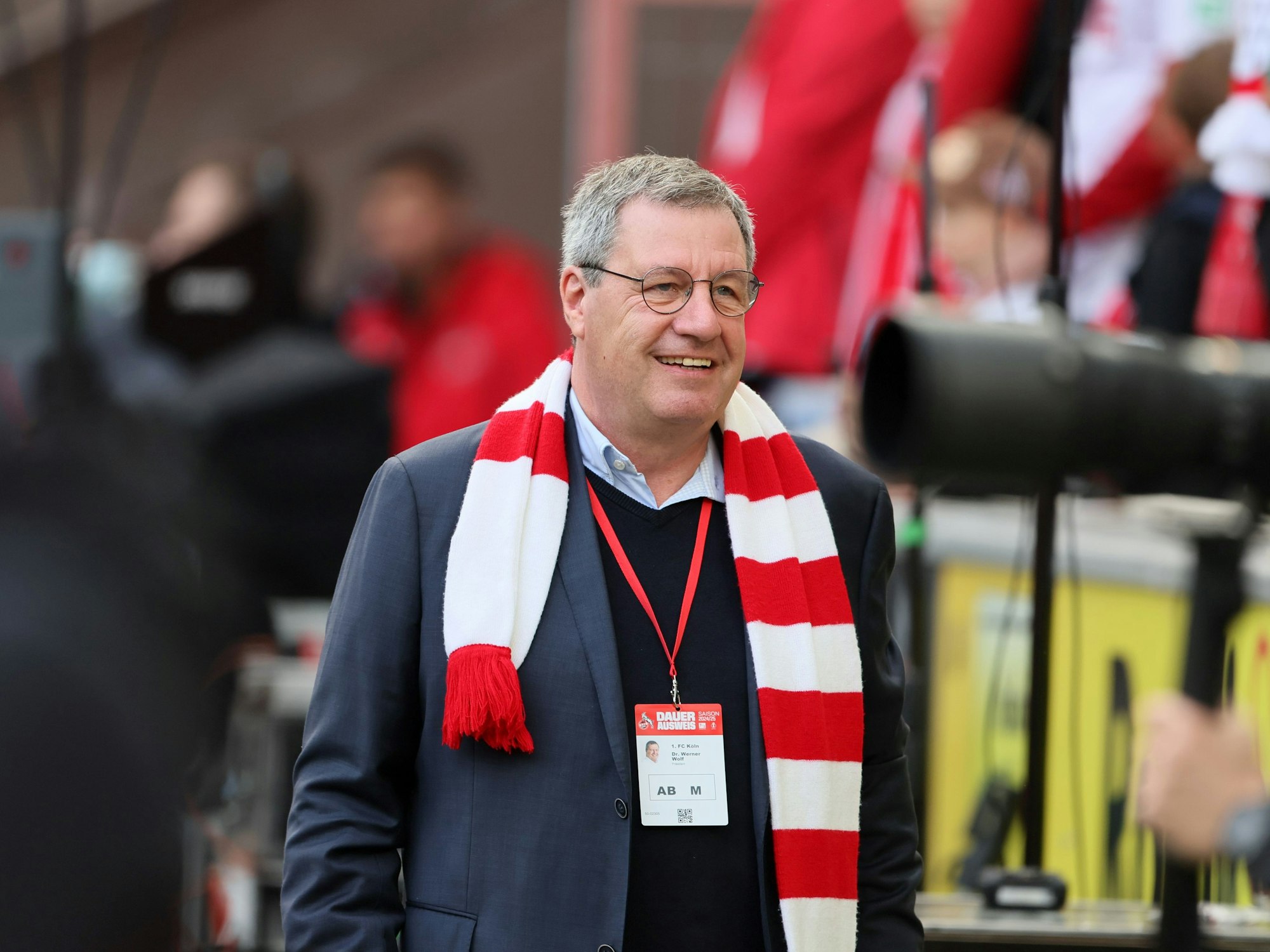 Werner Wolf lächelt und blickt in die Ferne.