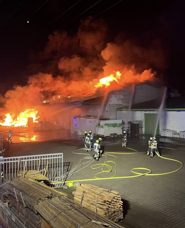 Die Freiwillige Feuerwehr Hünxe wurde in der Nacht von Mittwoch auf Donnerstag (17. Oktober 2024) zum Hunsdorfer Weg alarmiert. Bereits auf der Anfahrt war das Feuer schon sichtbar, beim Eintreffen der ersten Einsatzkräfte stand eine Halle bereits in Vollbrand.