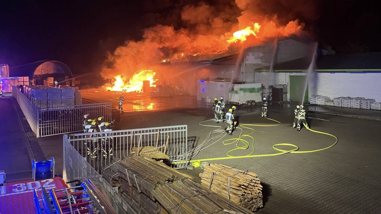Die Freiwillige Feuerwehr Hünxe wurde in der Nacht von Mittwoch auf Donnerstag (17. Oktober 2024) zum Hunsdorfer Weg alarmiert. Bereits auf der Anfahrt war das Feuer schon sichtbar, beim Eintreffen der ersten Einsatzkräfte stand eine Halle bereits in Vollbrand.
