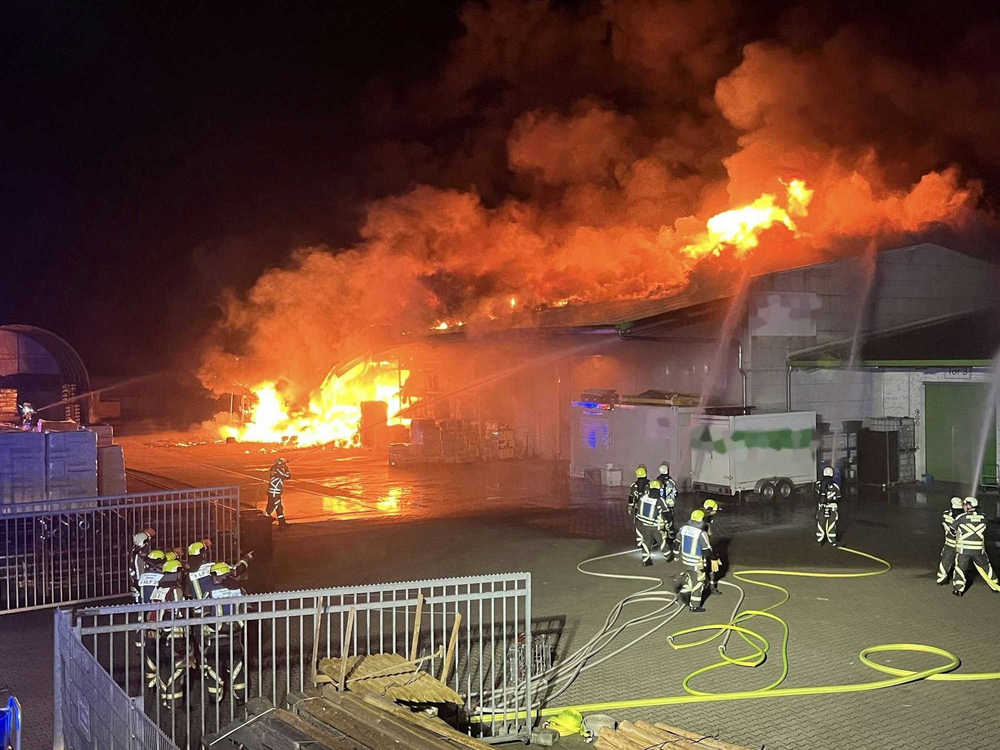 Die Freiwillige Feuerwehr Hünxe wurde in der Nacht von Mittwoch auf Donnerstag (17. Oktober 2024) zum Hunsdorfer Weg alarmiert. Bereits auf der Anfahrt war das Feuer schon sichtbar, beim Eintreffen der ersten Einsatzkräfte stand eine Halle bereits in Vollbrand.