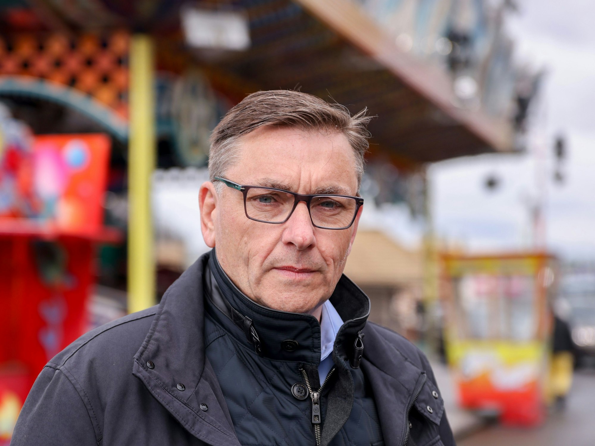 Wilfried Hoffmann steht auf dem Kirmesplatz in Deutz.